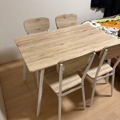 ダイニングテーブルとダイニングチェアー4点セットの画像