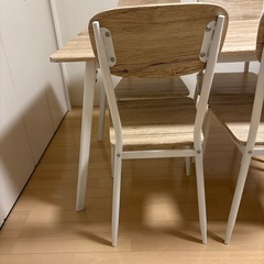 ダイニングテーブルとダイニングチェアー4点セットの画像