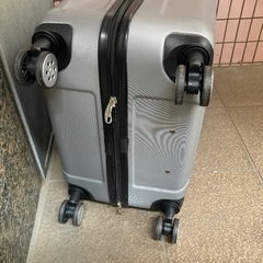 ほぼ新品⭐️超軽量の大型ブランドスーツケース75.50.30センチの画像