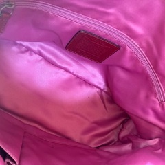 赤いバッグ　レザーカバー付きの画像