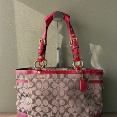 赤いバッグ　レザーカバー付きの画像