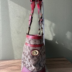 赤いバッグ　レザーカバー付きの画像