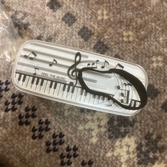概要    これは、鍵盤と音符の2段式プラスチック製ランチボックスの画像