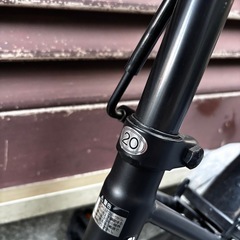 黒の20インチ自転車の画像