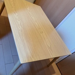 タンス、テーブル、ソファ（二人がけ）の画像