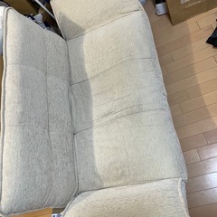 タンス、テーブル、ソファ（二人がけ）の画像