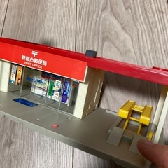 トミカの郵便局とピザ屋さんセットの画像