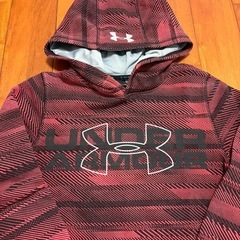 取引中⭐︎アンダーアーマー  パーカー  130〜140ぐらいの画像