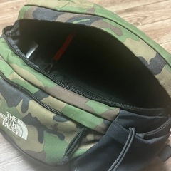ノースフェイスボディバッグ迷彩の画像