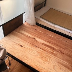 鉄製のシングルベッドフレーム2つとベッドボードの画像