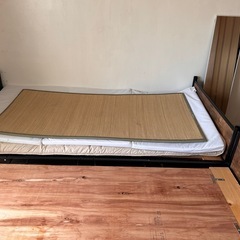 鉄製のシングルベッドフレーム2つとベッドボードの画像