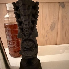 花瓶とハワイの置物の画像