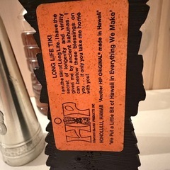 花瓶とハワイの置物の画像