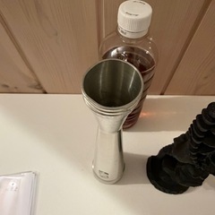 花瓶とハワイの置物の画像