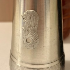 花瓶とハワイの置物の画像