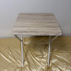 折りたたみデスクと折りたたみ椅子の画像