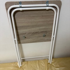 折りたたみデスクと折りたたみ椅子の画像