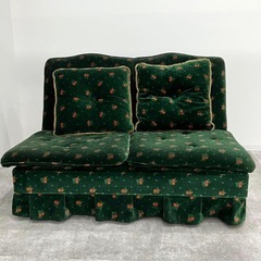 グリーンの小花柄でレトロなこのソファを探しています。