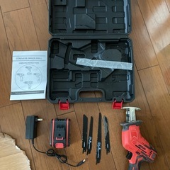 ［受付終了］コードレス　レシプロソー　電動ノコギリの画像