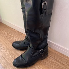 ブラックロングブーツ バックル付きの画像
