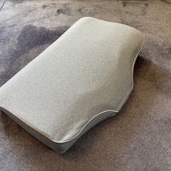 横向き寝も仰向け寝もラクな低反発まくら(ナチュラルフィットプレミアムP2304)の画像