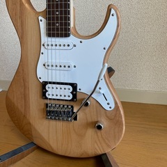 YAMAHAパシフィカ112VとLEKATOのギターアンプの画像