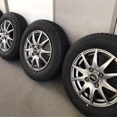 スタッドレスタイヤ 145/80R13 グッドイヤー アイスナビ7 2024年12月購入 アルミホイール 付きの画像