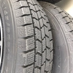 スタッドレスタイヤ 145/80R13 グッドイヤー アイスナビ7 2024年12月購入 アルミホイール 付きの画像