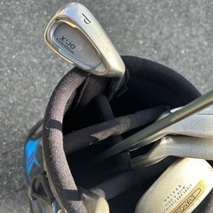 ゴルフバッグととゴルフクラブ数本の画像