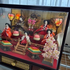 お雛様三段飾りガラスケース付き、オルゴール機能、ぼんぼり電球付きの画像