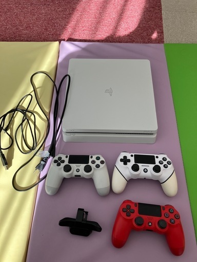 PS4本体　　コントローラー３つ