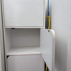 カラーボックス三段扉付きの画像