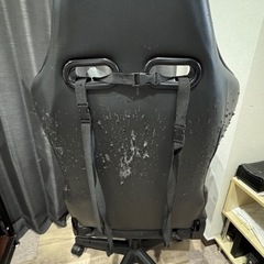 ボロボロのゲーミングチェアの画像