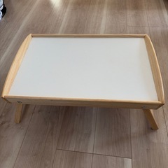 IKEA ベッドテーブルの画像