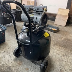 DUTY 超静音縦型オイルレスコンプレッサー　40Lタンク　ほぼ未使用の画像