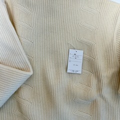 リブ編みケーブル模様クリーム色セーター Mサイズの画像