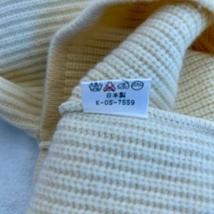 リブ編みケーブル模様クリーム色セーター Mサイズの画像