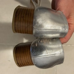 シルバーローヒールサンダルの画像