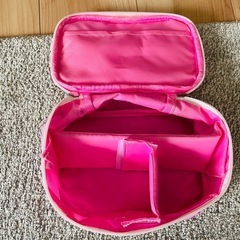 ピンク色のバッグの画像