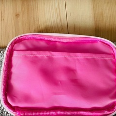 ピンク色のバッグの画像