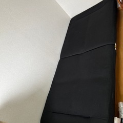 折りたたみ式のシングルベッドの画像