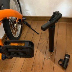 折りたたみ自転車（美品）　　空気入れ&説明書・ライト付き　定価31800円の物です【1月3日まで】の画像