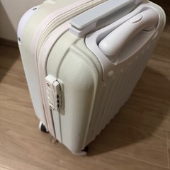 機内持ち込み用スーツケースの画像