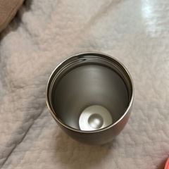 倒れてもこぼれない水筒の画像