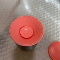 倒れてもこぼれない水筒の画像