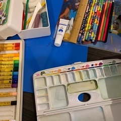 粘土/粘土板/絵の具ケース/鉛筆などの画像