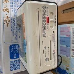 電動シュレッダーとデスクタイトの画像