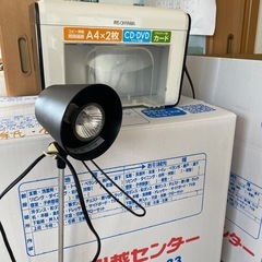 電動シュレッダーとデスクタイトの画像