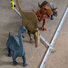 恐竜のおもちゃ４体の画像