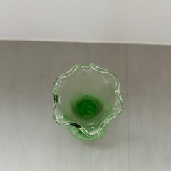 花瓶　フラワーベース　グリーン　ガラス　透明な緑色のフリル口花瓶の画像